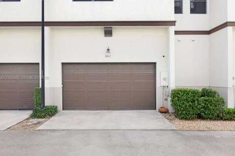 Townhouse in Doral, Florida 3 bedrooms, 226.5 sq.m. № 2409129 - photo 9