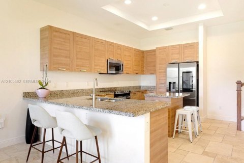 Townhouse in Doral, Florida 3 bedrooms, 226.5 sq.m. № 2409129 - photo 15