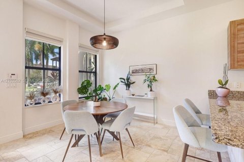 Townhouse in Doral, Florida 3 bedrooms, 226.5 sq.m. № 2409129 - photo 13