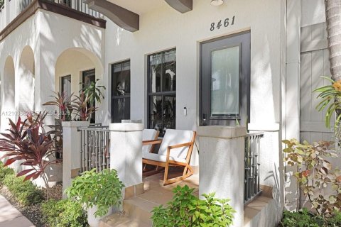 Townhouse in Doral, Florida 3 bedrooms, 226.5 sq.m. № 2409129 - photo 8
