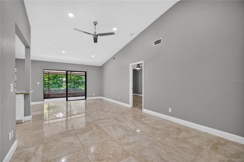 Townhouse in Tampa, Florida 2 bedrooms, 102.1 sq.m. № 2416687 - photo 2