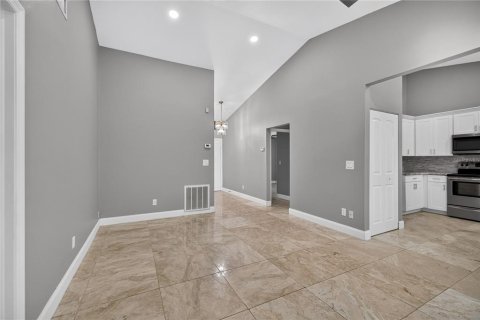 Townhouse in Tampa, Florida 2 bedrooms, 102.1 sq.m. № 2416687 - photo 4