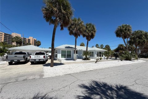 House in Clearwater, Florida 3 bedrooms, 196.21 sq.m. № 2166023