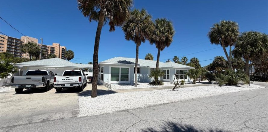 House in Clearwater, Florida 3 bedrooms, 196.21 sq.m. № 2166023
