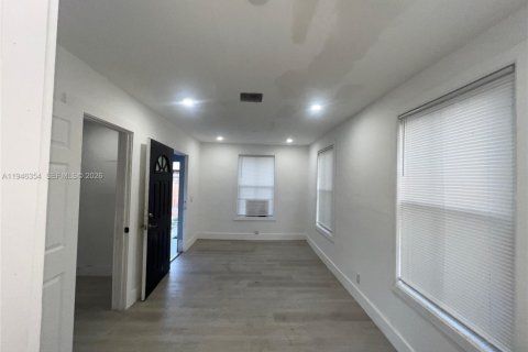 Снять в аренду виллу или дом в Майами, Флорида 2 спальни, 49.24м2, № 2002616 - фото 4