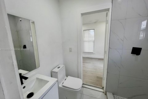 Casa en alquiler en Miami, Florida, 2 dormitorios, 49.24 m2 № 2002616 - foto 11