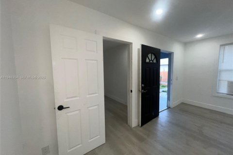 Снять в аренду виллу или дом в Майами, Флорида 2 спальни, 49.24м2, № 2002616 - фото 5