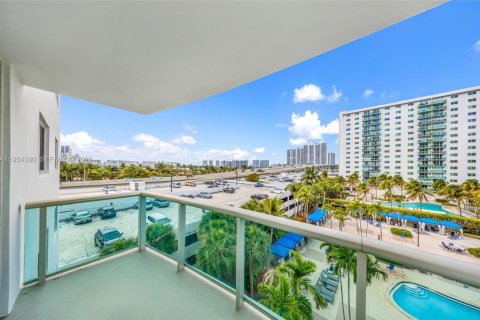 Condominio en venta en Sunny Isles Beach, Florida, 2 dormitorios, 139.82 m2 № 2042462 - foto 2