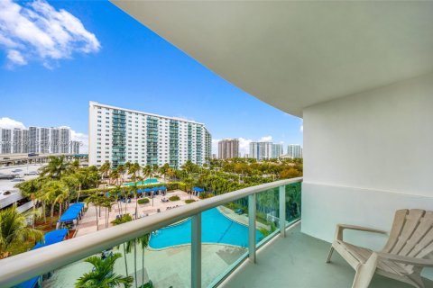 Condominio en venta en Sunny Isles Beach, Florida, 2 dormitorios, 139.82 m2 № 2042462 - foto 1
