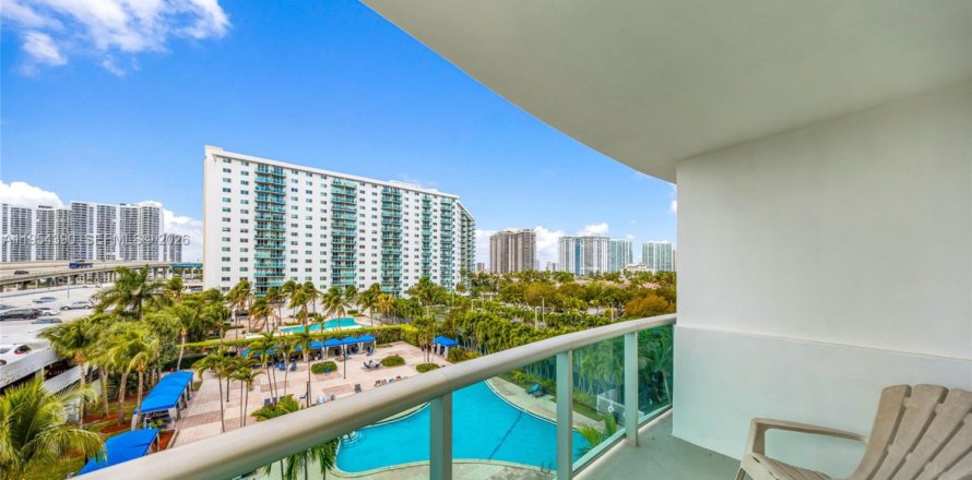 Condominio en Sunny Isles Beach, Florida, 2 dormitorios  № 2042462