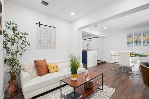 Купить виллу или дом в Майами, Флорида 5 спален, 180.32м2, № 1996154 - фото 11