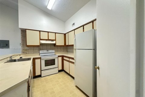 Снять в аренду кондоминиум в Форт-Лодердейл, Флорида 2 спальни, 79.71м2, № 1947626 - фото 2