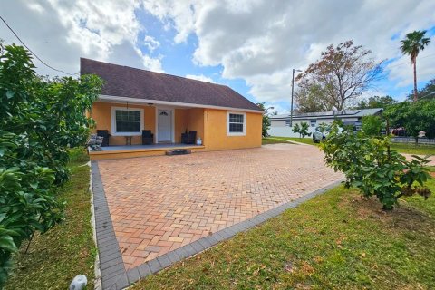 Villa ou maison à vendre à Tampa, Floride: 3 chambres, 112.97 m2 № 1720818 - photo 2