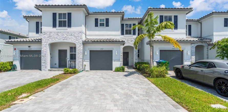 Townhouse in Coral Springs, Florida 3 bedrooms, 124.86 sq.m. № 1893296
