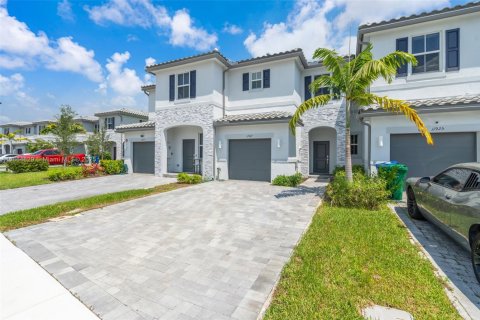 Townhouse in Coral Springs, Florida 3 bedrooms, 124.86 sq.m. № 1893296 - photo 3