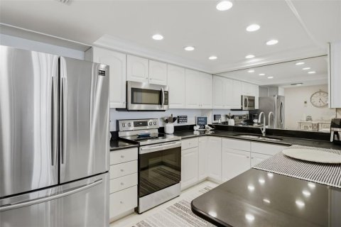 Condo in Clearwater, Florida, 2 bedrooms  № 2205886 - photo 19