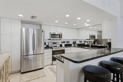 Condo in Clearwater, Florida, 2 bedrooms  № 2205886 - photo 18