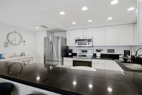 Condo in Clearwater, Florida, 2 bedrooms  № 2205886 - photo 21