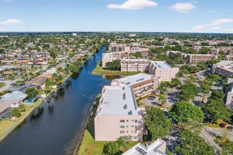 Condo in Sunrise, Florida, 2 bedrooms  № 2016126 - photo 30