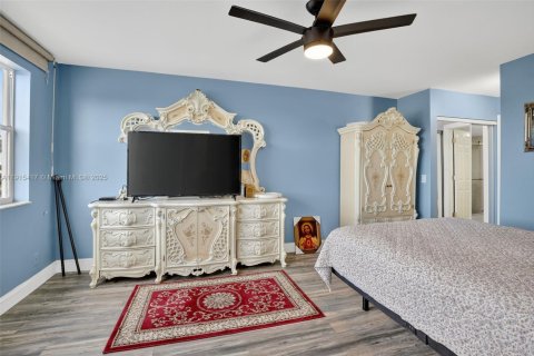 Condo in Sunrise, Florida, 2 bedrooms  № 2016126 - photo 15