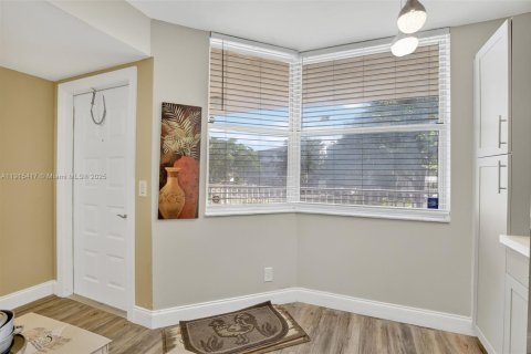 Condo in Sunrise, Florida, 2 bedrooms  № 2016126 - photo 6