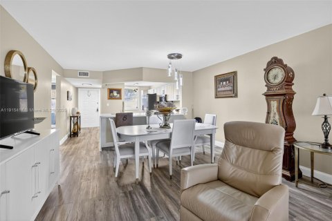 Condo in Sunrise, Florida, 2 bedrooms  № 2016126 - photo 12