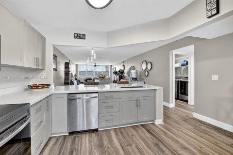 Condo in Sunrise, Florida, 2 bedrooms  № 2016126 - photo 5