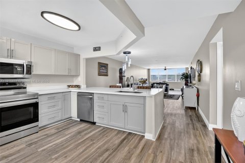 Condo in Sunrise, Florida, 2 bedrooms  № 2016126 - photo 2