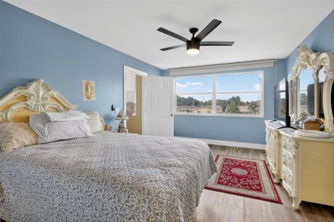 Condo in Sunrise, Florida, 2 bedrooms  № 2016126 - photo 18