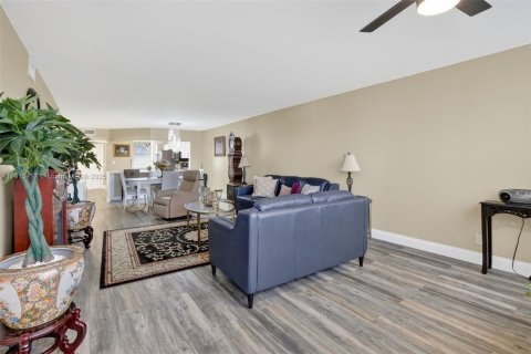 Condo in Sunrise, Florida, 2 bedrooms  № 2016126 - photo 13