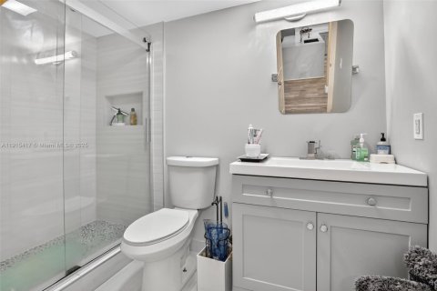 Condo in Sunrise, Florida, 2 bedrooms  № 2016126 - photo 26