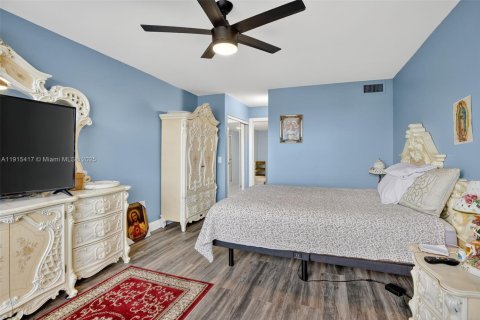 Condo in Sunrise, Florida, 2 bedrooms  № 2016126 - photo 16