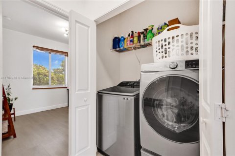 Touwnhouse à vendre à Miami, Floride: 3 chambres, 128.02 m2 № 1726480 - photo 16