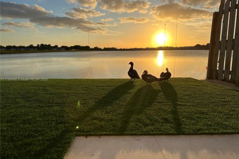 Touwnhouse à vendre à Miami, Floride: 3 chambres, 128.02 m2 № 1726480 - photo 2