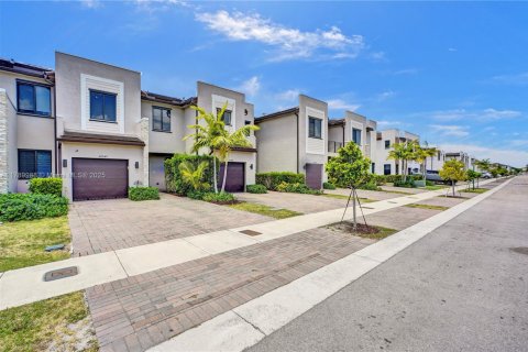 Touwnhouse à vendre à Miami, Floride: 3 chambres, 128.02 m2 № 1726480 - photo 3