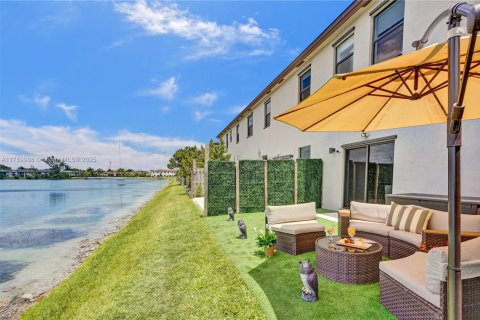 Touwnhouse à vendre à Miami, Floride: 3 chambres, 128.02 m2 № 1726480 - photo 23
