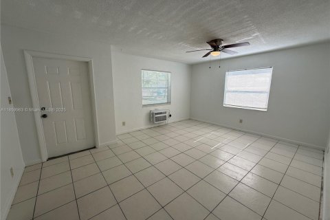 House in Lauderhill, Florida 2 bedrooms № 1888396 - photo 2