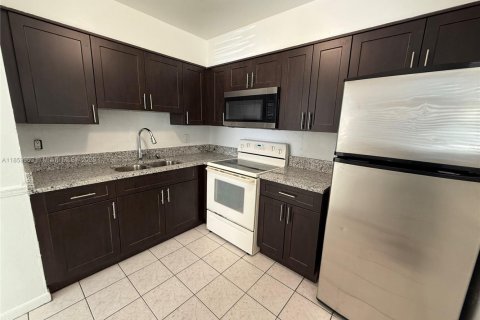 House in Lauderhill, Florida 2 bedrooms № 1888396 - photo 1