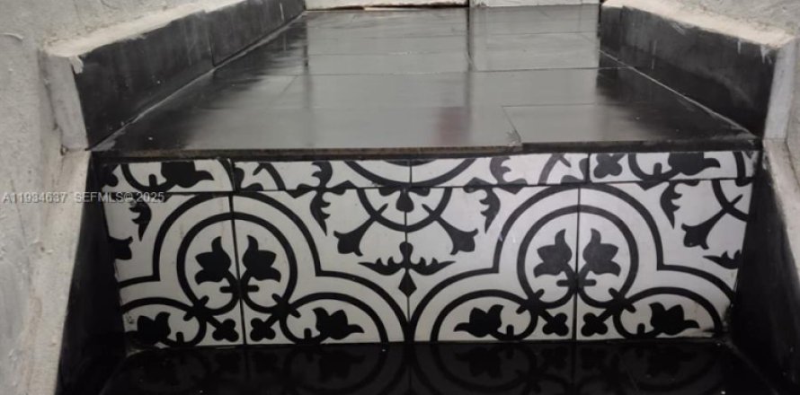 Apartment in Hialeah, Florida 2 bedrooms, 672.52 sq.m. № 1992807