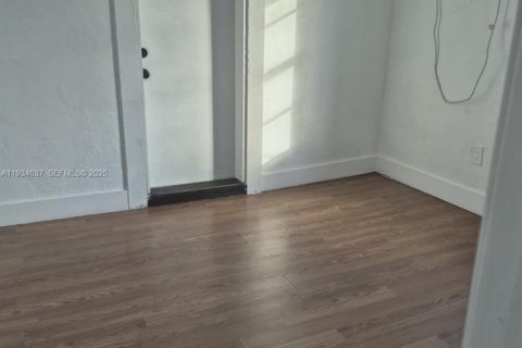 Apartment in Hialeah, Florida 2 bedrooms, 672.52 sq.m. № 1992807 - photo 8