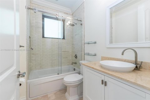 House in Lighthouse Point, Florida 3 bedrooms, 286.6 sq.m. № 1764423 - photo 20