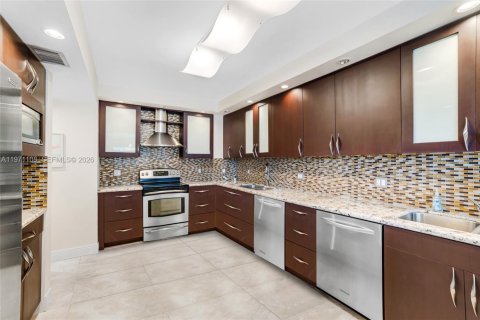 Condo in Bal Harbour, Florida, 2 bedrooms  № 2033958 - photo 23