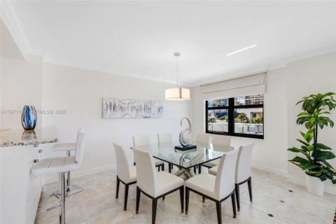 Condo in Bal Harbour, Florida, 2 bedrooms  № 2033958 - photo 19