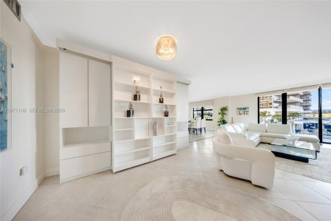 Condo in Bal Harbour, Florida, 2 bedrooms  № 2033958 - photo 16