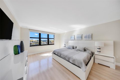 Condo in Bal Harbour, Florida, 2 bedrooms  № 2033958 - photo 26