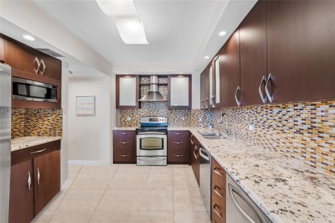 Condo in Bal Harbour, Florida, 2 bedrooms  № 2033958 - photo 24