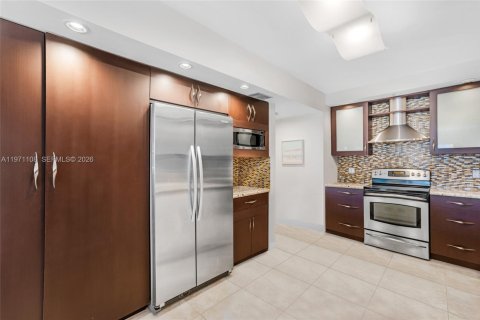 Condo in Bal Harbour, Florida, 2 bedrooms  № 2033958 - photo 25