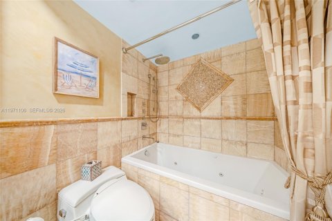 Condo in Bal Harbour, Florida, 2 bedrooms  № 2033958 - photo 30