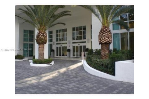 Condo in Miami, Florida, 2 bedrooms  № 1888775 - photo 1