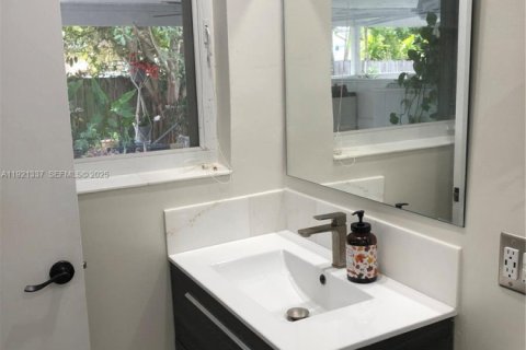 Villa ou maison à louer à West Miami, Floride: 4 chambres, 162.58 m2 № 1977340 - photo 12